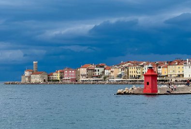 Klein, aber markant: der Leuchtturm von Piran.
