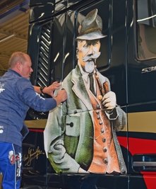 Cindy Hengst und Mirko Wendler (Foto) von der Werbefirma WMS Thum haben die Karosse des Trucks mit dem Abbild Anton Günthers versehen. 