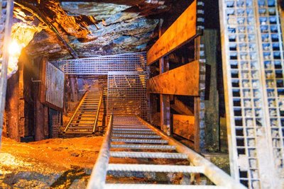 Dieser Schacht verbindet zwei Stollen miteinander. Über sechs Leitern geht es 34 Meter in die Tiefe. Nach sechsmal Umsteigen ist man da.