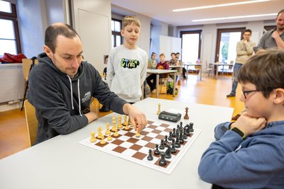 Andreas Talkenberger, der stellvertretende Schulleiter (l.), setzte am Samstag den ersten Zug. Felix Hanzig (r.) und Valentino Nipper (l.) spielten anschließend gegeneinander.