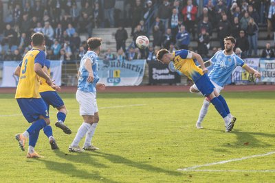 RFC-Kapitän klärt in dieser Szene resolut per Kopf.