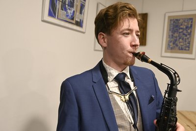 Saxofonist Petr Jelinek begrüßte die Gäste im Foyer.