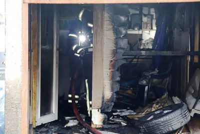 Die Garage war aus noch ungeklärter Ursache in Brand geraten.