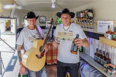 Ingo Seeger (l.) und Uwe Schreyer sind ohne Pferd, aber mit eigener Rodeo-Country-Bar in diesen Sommer gestartet. Am Mittwoch machten sie Station am Annaberger Schutzteich.