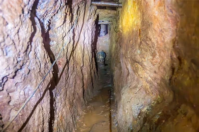 Immer tiefer wühlen sich die Bergbaufreunde in den Berg, indem sie die alten zum Teil verfüllten Gänge wieder freiräumen.