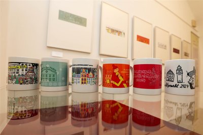 In der Ausstellung im Erich-Ohser-Haus sind auch Tassen mit den Motiven zu sehen, die jetzt zur Wahl standen.