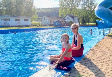 Christine Leonhardt und Tochter Anni aus Sosa genießen die Idylle und die Abkühlung in Bockau. 