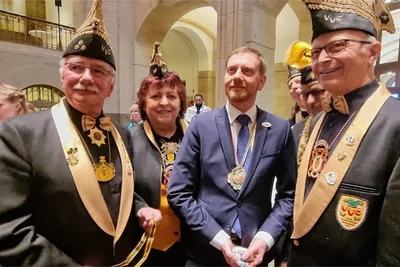 VVC-Präsident Joachim Kriester (links) sowie Vizepräsidentin Birgit Scheibe und VVC-Schatzmeister Lutz Fraaß überreichten am Freitag Ministerpräsident Michael Kretschmer (CDU) den Orden zum 20-jährigen Bestehen des VVC.