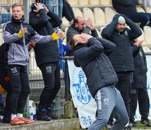 Emotionen an der Spielerbank des VfB Auerbach nach einer vergebenen Torchance. Szenen, die besonders Trainer Sven Köhler (im Vordergrund) erst einmal verarbeiten muss. 