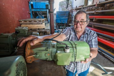 Getriebemotoren aus DDR-Zeiten lagert Seniorchef Thomas Zöbisch in seinem Ersatzteillager.