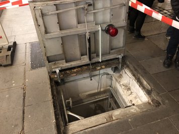 Ein Passant meldete, dass sich die Klappe auf dem Markt plötzlich geöffnet hatte.