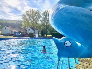 Eine Minirutsche gehört zu den Attraktionen in Bockau. Im Hintergrund das Sportlerheim, in das sich eine Einkehr immer lohnt. 