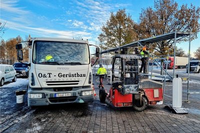 Eine Gerüstbaufirma aus Chemnitz installiert die Anlagen. 