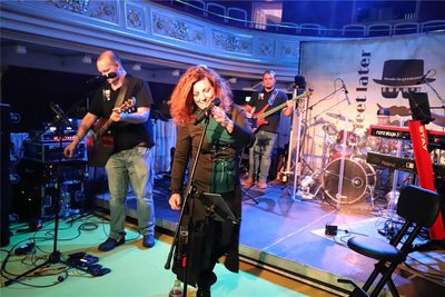 Den Tanzabend eröffnete die Band "12 Feet Later" im Theatersaal.