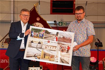 Matthias Gerth (links) erhält von Reporter Holger Frenzel die Auszeichnung als "Westsachse des Jahres".