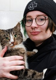 Kater Loki - im Bild mit Alina Seifert - sucht trotz spezieller Anforderungen ein neues Zuhause. Er war ein Fundtier, kam in sehr schlechtem Zustand ins Tierheim "Neu-Amerika". Nun geht es ihm wieder besser.