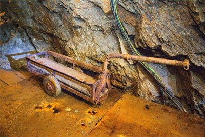 Sieht historisch aus, ist es aber nicht: Diesen Förderwagen haben die Vereinsmitglieder gebaut, um die Eimer mit Abraum aus dem Stollen zu schieben.