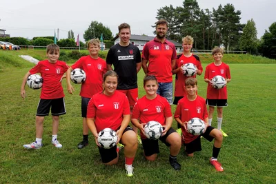 Trotz der Ferien trainierten am Donnerstagabend sieben junge Sportler mit Marcel Schmidt bei der SG Rotschau. Jugendleiter André Schäfer (hintere Reihe, Dritter von rechts) schaute zu.