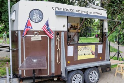 Die beiden Männer haben für die mobile Bar einfach einen Pferdeanhänger umgebaut. Ab Freitag wird er in Gelenau auf dem Rathausplatz zu finden sein.