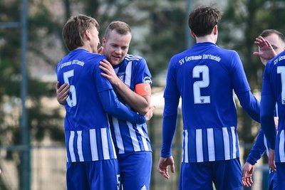 Traf beim 5:0-Sieg dreifach: Germania-Kapitän Franz Weinert (M.).