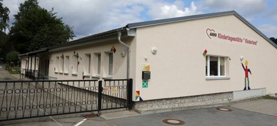 Dieser Flachbau beherbergt Krippe und Kindergarten der AWO-Kita in Rittersgrün. Der Hort befindet sich an der Grundschule. 