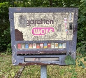 Kein schöner Anblick ist dieser alte Automat an der Straße Am Schwarzwasser in Erla. 