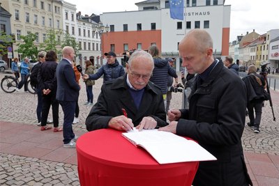 Alt-Bürgermeister Peter Ohl (links) und Bürgermeister Jörg Schmeißer füllten jeweils eine Seite mit persönlichen Worten an Matthias Ecke.
