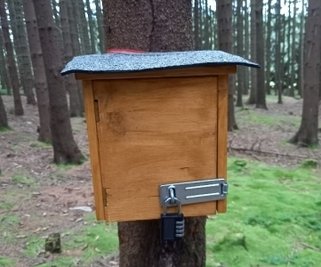 Solche Kästen hat ein Leser zwischen Geyer und Elterlein im Wald entdeckt. 