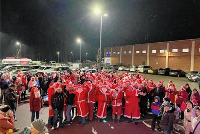 Der TKV Flöha hat sogar mehr als 50 singende Weihnachtsmänner mobilisiert und damit 500 Euro gewonnen. 