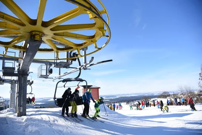 Der Vierer-Sessellift in Schöneck ist von 9 bis 18 Uhr in Betrieb.