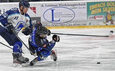 Trotz akrobatischer Einlagen wie dieser von Schönheides Moritz Gero Gottsmann (r.) unterlagen die Wölfe im Derby mit 3:6. 