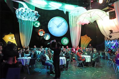 Keiner kam zu spät: Unter der großen Uhr im Theatersaal ließ sich der Abend sehr gut genießen.