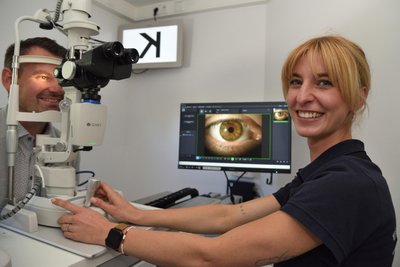 Yara Hahn untersucht im Augenarztmobil in Markneukirchen Patienten. Markneukirchens Bürgermeister Toni Meinel nahm nur für das Foto auf dem Behandlungsstuhl Platz.