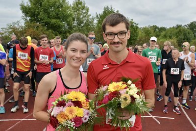 Yasmin Ulbrich und Sören Ulbrich wurden von der SG Motor Thurm schon vor dem Start des Mülsengrundlaufes für ihre Erfolge im Triathlon geehrt. Nach den Blumen gab es später auch Pokale für den Sieg über 9,5 Kilometer.