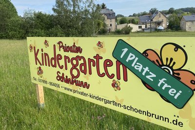 Auf einer Wiese an der B 94 – so informiert die Kita Schönbrunn über freie Plätze.