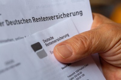 Nicht nur per Post: Auch via E-Mail kommuniziert die Deutsche Rentenversicherung Mitteldeutschland mit Versicherten und Rentnern. Das versuchen Betrüger mitunter auszunutzen. (Symbolbild)