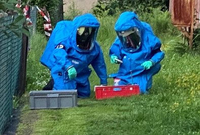 Die Feuerwehr führte in Chemikalienschutzanzügen Messungen auf der Suche nach dem Gefahrstoff durch. Trotz intensiver Suche wurden keine gefährlichen Substanzen nachgewiesen. 