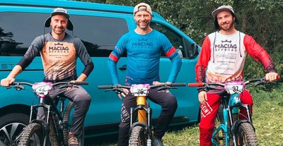 Erreichten in der tschechischen Enduro-Serie zumeist gute Ergebnisse: Marc Schubert, André Schubert und Kevin Lindner (von links) von der Mountainbike-Initiative "Shred-Erz". 