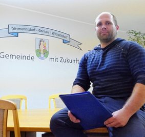Bürgermeister Nico Wollnitzke im Ratssaal. Die Bürgermeisterwahl im September hatte der Amtsinhaber konkurrenzlos gewonnen. Die Wahlbeteiligung lag bei 35,7 Prozent.
