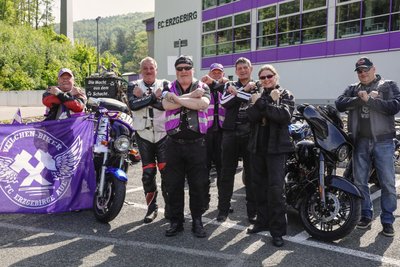 Die Veilchenbiker schwingen sich zum offiziellen Saisonauftakt des FC Erzgebirge Aue auf ihre Motorräder und begleiten die Gäste aus Nordirland ins Stadion.