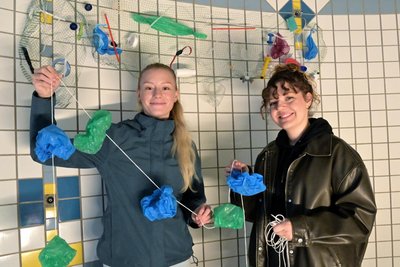 Victoria Auerswald (l.) und Amy-Joy Neubert beim Vorbereiten des Festivals in Thalheim.
