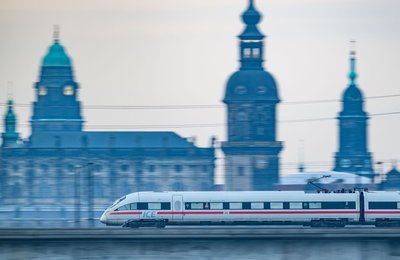 Die Deutsche Bahn hält an ihrem Ziel fest, die Strecke Berlin-Dresden für Tempo 200 Kilometer pro Stunde auszubauen. (Archivbild)