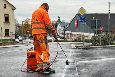 Damit die Verkehrsfreigabe erfolgen kann, wurde zuletzt noch die Fahrbahnmarkierung aufgebracht.
