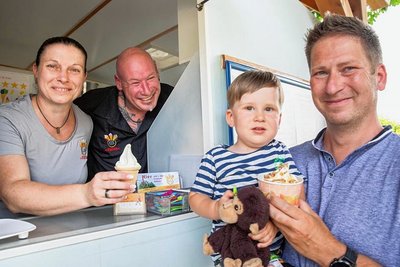Susan und Dietmar Förster sind mit ihrer Softeis-Station an der B 101 in Wiesa längst eine feste Adresse. Tamo und Papa Marco Schreiber aus Annaberg fanden hier zum Sommeranfang etwas Leckeres.