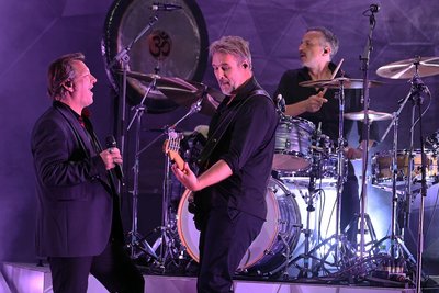 Claudius Dreilich verbreitete mit Drummer Heiko Jung und Bassgitarrist Daniel Bätge jede Menge Spielfreude.