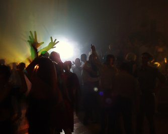 Wurde an der Torfgrube in Mittweida eine illegale Techno-Party gefeiert? Bei der Polizei gingen in der Nacht vom 7. zum 8. Oktober Anrufe wegen ruhestörenden Lärms und einem hämmernden, schnellen Bass ein, wie die Beamten mitteilten. 