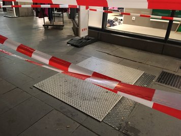 Nach etwa einer halben Stunde konnte das Loch wieder geschlossen werden.