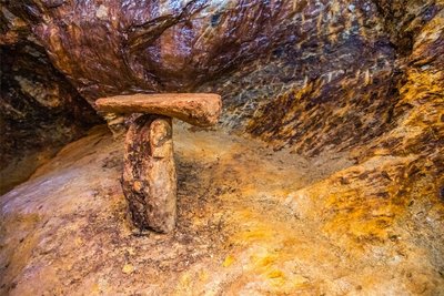 Ein improvisierter Schemel aus zwei Holzstücken. Die Bergleute schlugen hier das Erz im Sitzen aus dem Berg – oder sie legten sich auf das obere Stück und arbeiteten im Liegen.