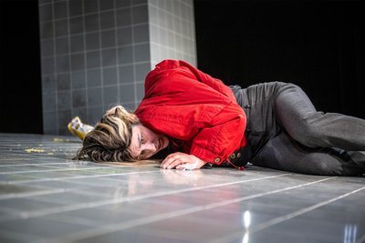 Andrea Zwicky in einer Szene des neuen Stücks am Chemnitzer Schauspiel "Die Freiheit der Frau".