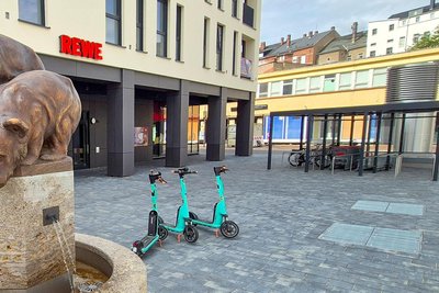 Obwohl Polizisten in der Nähe waren, wurde ein junger Mann vor dem neuen Rewe-Markt in Chemnitz aus einer neunköpfigen Gruppe angegriffen.
